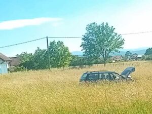 Vozači oprez: Saobraćajka kod Prijedora, dva vozila sletjela sa kolovoza – FOTO