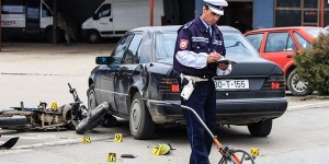 MALOLJETNI MOTOCIKLISTA POVRIJEĐEN U SUDARU SA MERCEDESOM