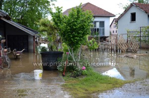 VODA U DVORIŠTE KUĆE DONIJELA FRIŽIDER SA 9 BOMBI