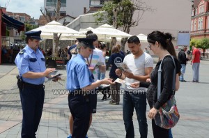 PODJELA LETAKA U BORBI PROTIV ZLOUPOTREBA I KRIJUMČARENJA DROGA