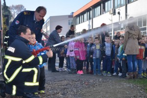 PRIJEDORSKI VATROGASCI UGOSTILI MALIŠANE IZ VRTIĆA „RADOST“ – FOTO – VIDEO