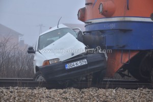 ŽENA ISKOČILA IZ AUTA PRIJE UDARA VOZA – FOTO – VIDEO