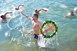 PRIJEDOR-BOGOJAVLJENJE: DANIJEL DRLJAČA TREĆI PUT NAJBRŽE DOPLIVAO DO ČASNOG KRSTA – FOTO