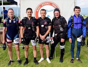 padobranci-lesce bled