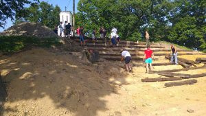 brezicani-amfiteatar kod crkve (4)