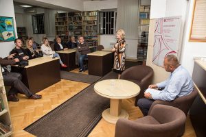 srna-kozara-kocicu-1