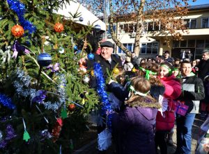 novogodisnja-bajka-kicenje-jelke-nastupi-skolaraca-1