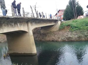 Atrakcija za građane: Prijedorski kanal pun ribe, dno se ne vidi – FOTO