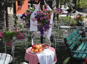 Foto vijest: Vaskršnja jaja i pereci za Prijedorčane u bašti kafea “Intermeco” – FOTO