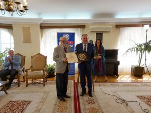 Gradonačelnik Đaković uručio nagradu “Skender Kulenović” akademiku Dragoslavu Mihailoviću