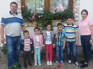 Porodica za primjer: Život na selu s petoro djece veliki izazov, ali i sreća – FOTO