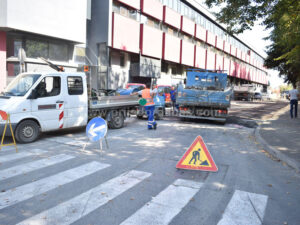 U toku redovno održavanje prijedorskih puteva: Obustava saobraćaja u dijelu ulice kod keksare – FOTO