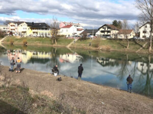 Lijepo vrijeme izmamilo ribare na obale Sane – FOTO/VIDEO